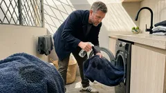 Vinagre blanco antes de lavar: el pretratamiento que rescata toallas y ropa deportiva (y qué no hacer)