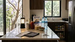 ¿Te agarra un apagón o se va el agua? La despensa de emergencia (14 básicos) que de verdad te saca del apuro