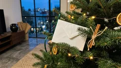 El sobre blanco en el árbol: la tradición navideña sencilla que cambia el intercambio (y se queda en la memoria)