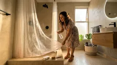 Tu baño se sentirá fresco: el truco del vinagre en spray para limpiar la cortina de la regadera
