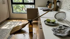 El truco del limón en la escoba: barre sin nube de polvo y con aroma fresco