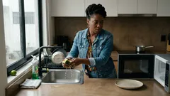 ¿Tu fregadero huele raro? El truco para desinfectar la esponja y saber cuándo cambiarla